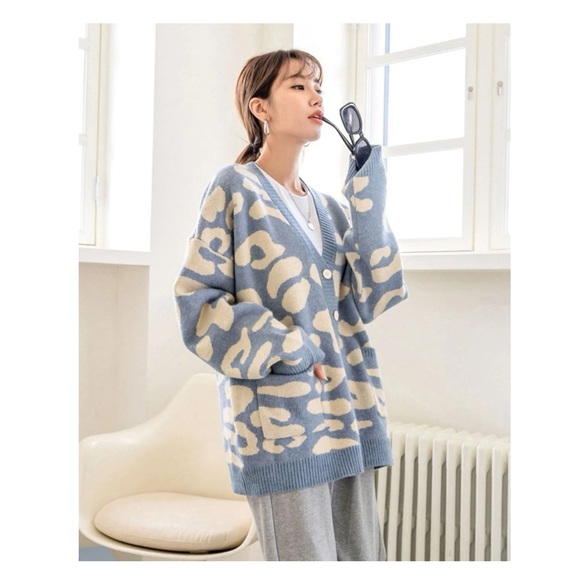 blue & white abstract leopard print oversized sweater cardigan - Picture 8 of 13